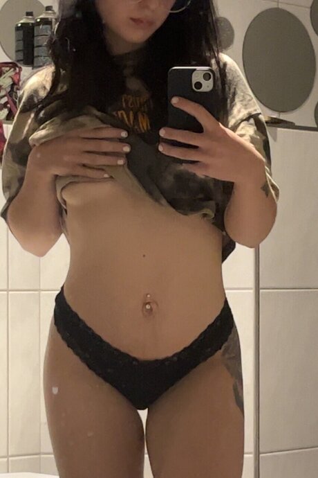 Foto di nudo di fuga di OnlyFans di Lara
