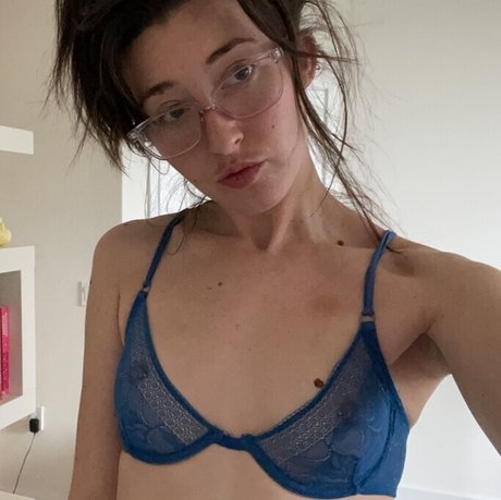 Foto di nudo di fuga di OnlyFans di Anne Frank