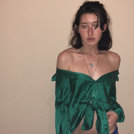 Foto di nudo di fuga di OnlyFans di Anne Frank