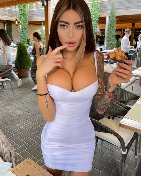 Foto di nudo di fuga di OnlyFans di Alena Omovych