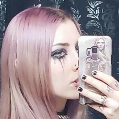 Foto di nudo di fuga di OnlyFans di Ladysurvival