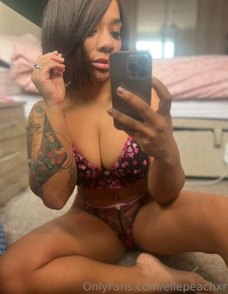 Foto di nudo di fuga di OnlyFans di Ellepeachxr