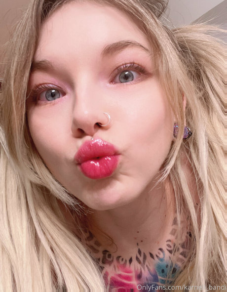 Foto di nudo di fuga di OnlyFans di Karneli Bandi