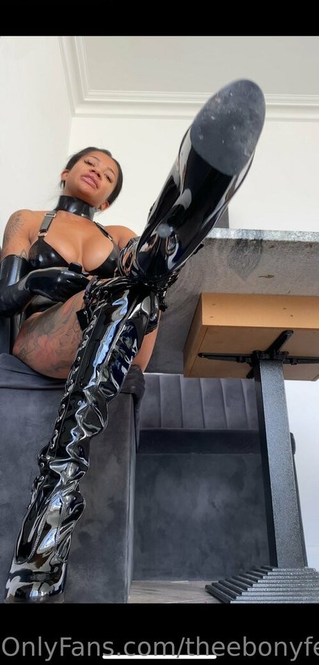 Foto di nudo di fuga di OnlyFans di Theebonyfetishqueen