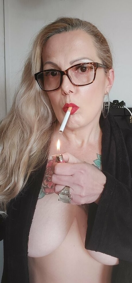 Foto di nudo di fuga di OnlyFans di Ladysmokerqueen
