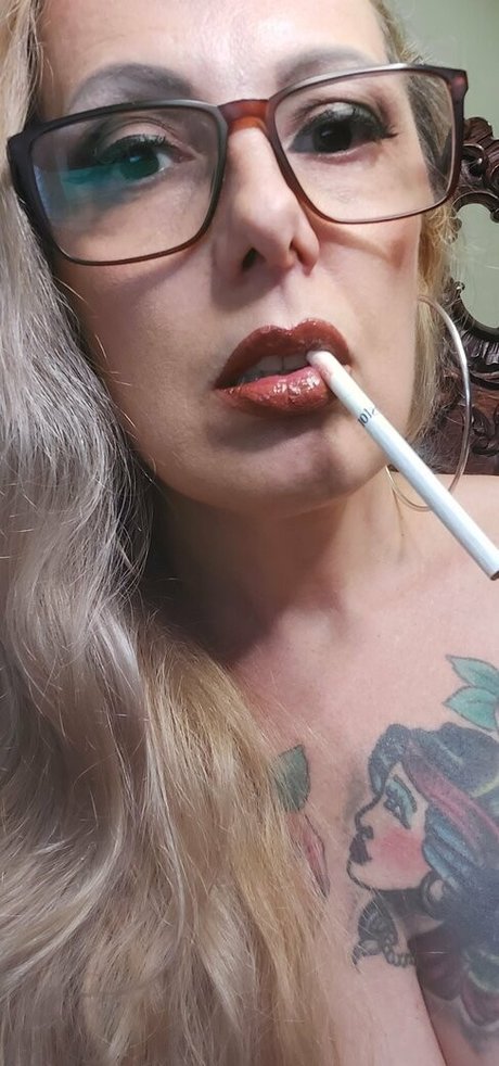 Foto di nudo di fuga di OnlyFans di Ladysmokerqueen