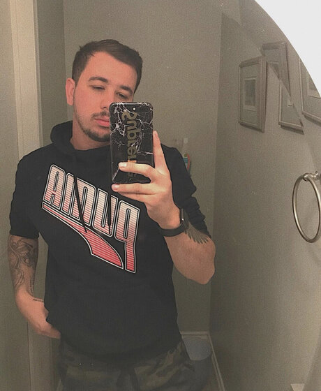 Foto di nudo di fuga di OnlyFans di Mike Cabral