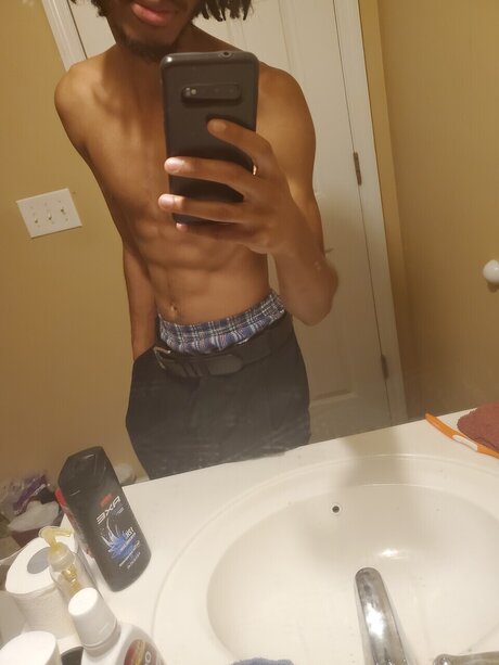 Foto di nudo di fuga di OnlyFans di Yvngray