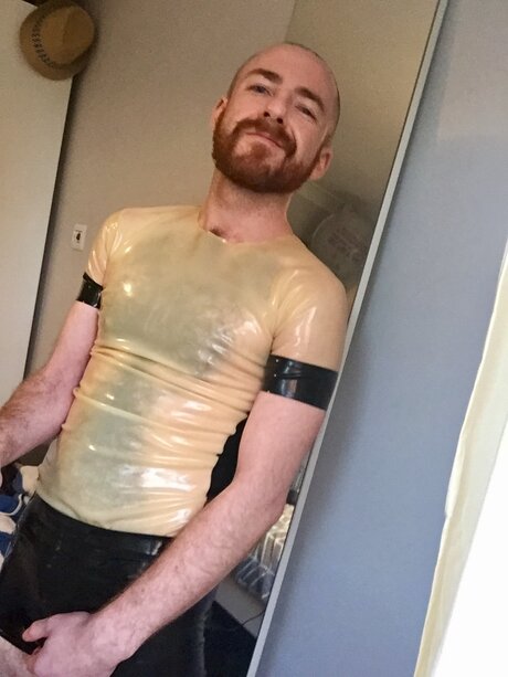 Foto di nudo di fuga di OnlyFans di Hairyrubbercub