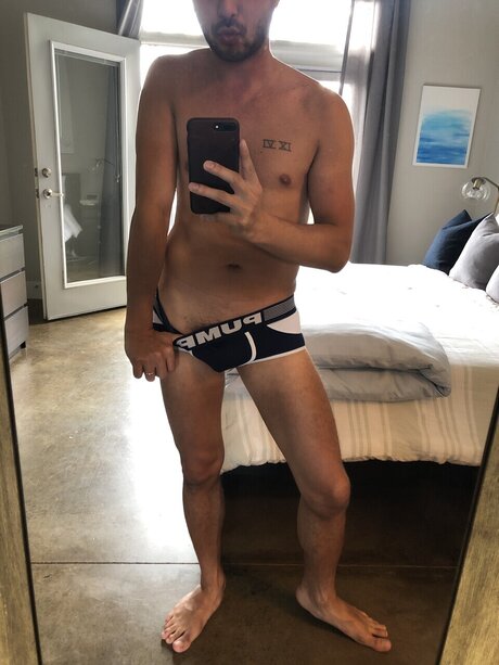 Foto di nudo di fuga di OnlyFans di Naughty Gay Traveler