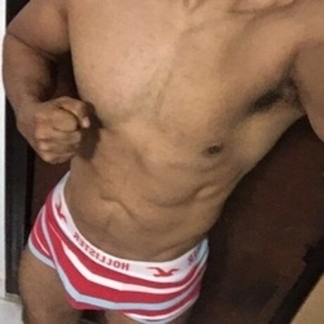 Foto di nudo di fuga di OnlyFans di Hugestrong