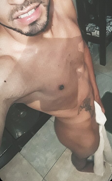 Foto di nudo di fuga di OnlyFans di Hidrian Silvestre