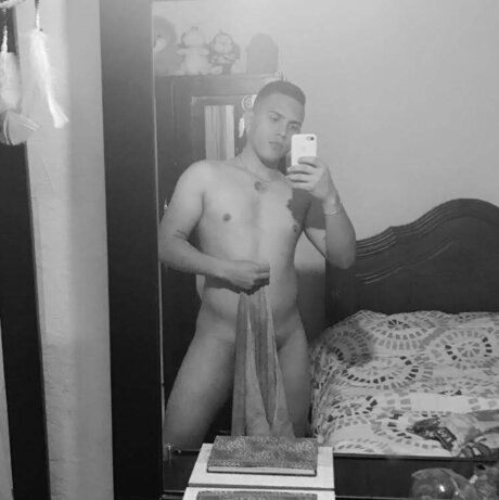 Foto di nudo di fuga di OnlyFans di Johan Holgun
