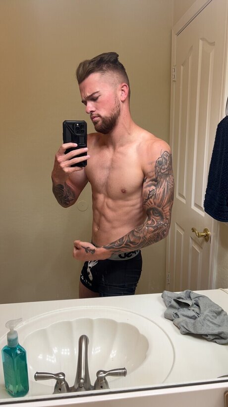 Foto di nudo di fuga di OnlyFans di Clutch
