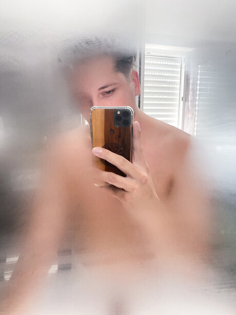 Foto di nudo di fuga di OnlyFans di Loucs