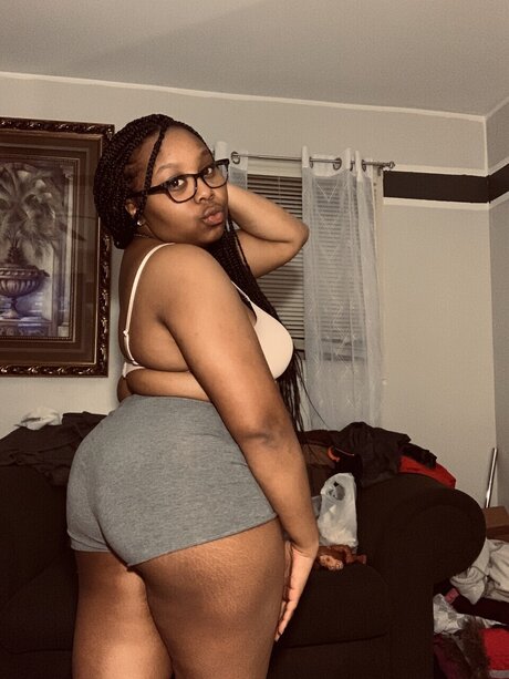Foto di nudo di fuga di OnlyFans di Esenaj