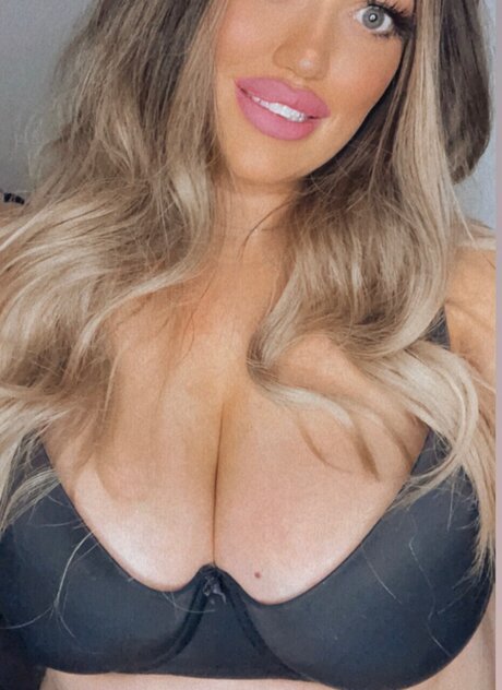 Foto di nudo di fuga di OnlyFans di Rosie Belle