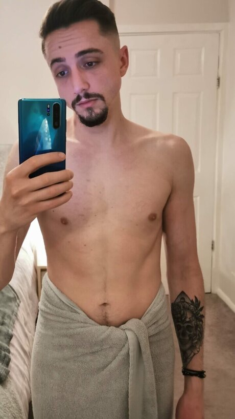 Foto di nudo di fuga di OnlyFans di George Gurney