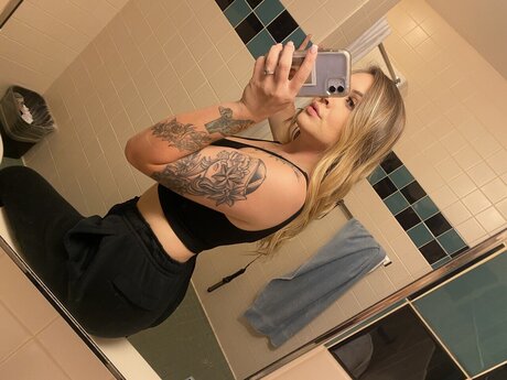 Foto di nudo di fuga di OnlyFans di Averi