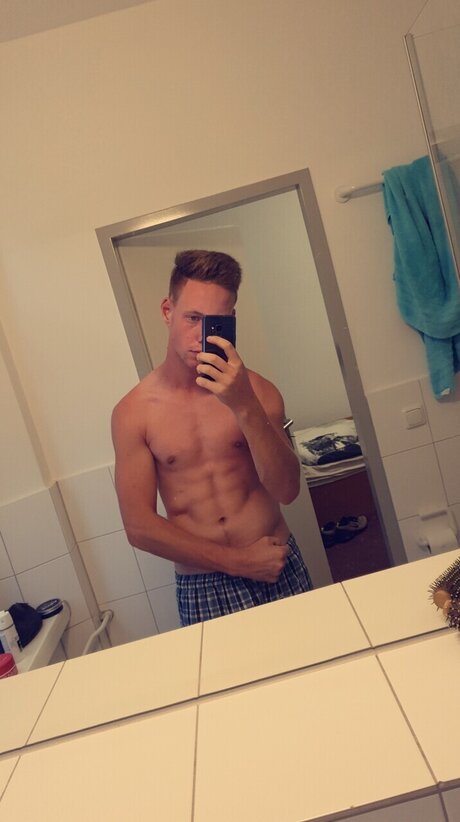 Foto di nudo di fuga di OnlyFans di Alpha Eric