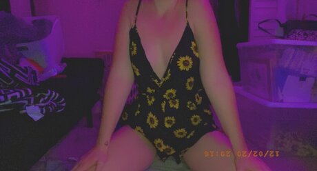 Foto di nudo di fuga di OnlyFans di Sunflwerbby