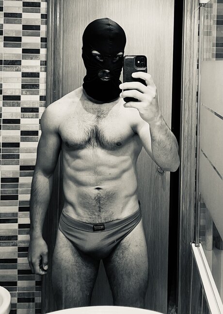 Foto di nudo di fuga di OnlyFans di Masked Stud
