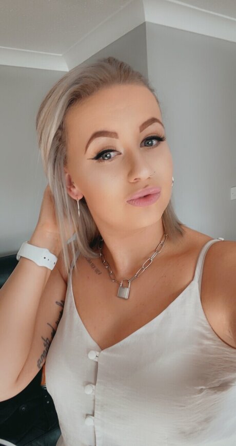 Foto di nudo di fuga di OnlyFans di Linzi