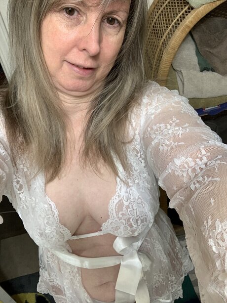 Foto di nudo di fuga di OnlyFans di September