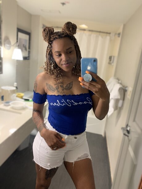 Foto di nudo di fuga di OnlyFans di Izzy