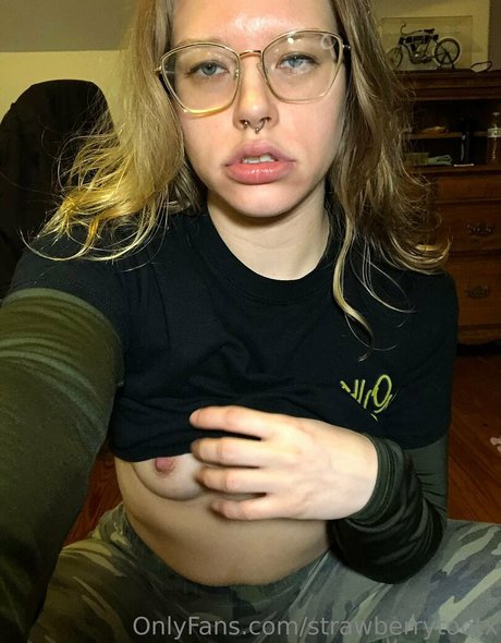 Foto di nudo di fuga di OnlyFans di Strawberrytootx