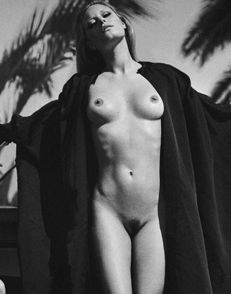 Foto di nudo di fuga di OnlyFans di Camille Rowe
