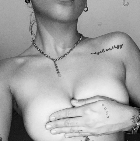 Foto di nudo di fuga di OnlyFans di Emihott