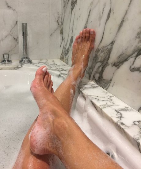 Foto di nudo di fuga di OnlyFans di Momo Hotwife
