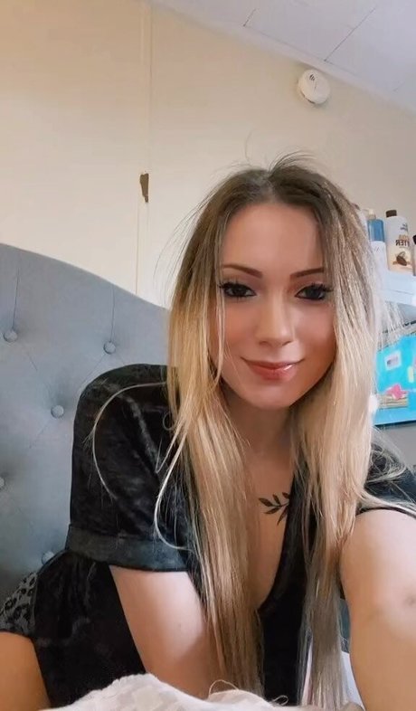 Foto di nudo di fuga di OnlyFans di Little Momma