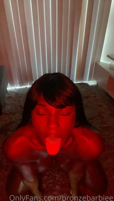 Foto di nudo di fuga di OnlyFans di Bronzebarbiee