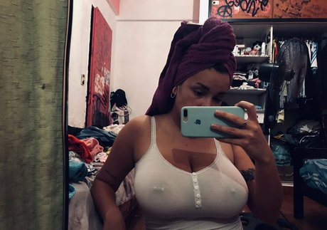 Foto di nudo di fuga di OnlyFans di Belonly