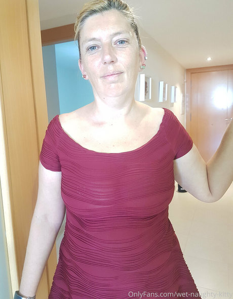 Foto di nudo di fuga di OnlyFans di Wetnaughtykitty