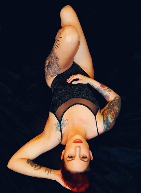 Foto di nudo di fuga di OnlyFans di Larraphoenix