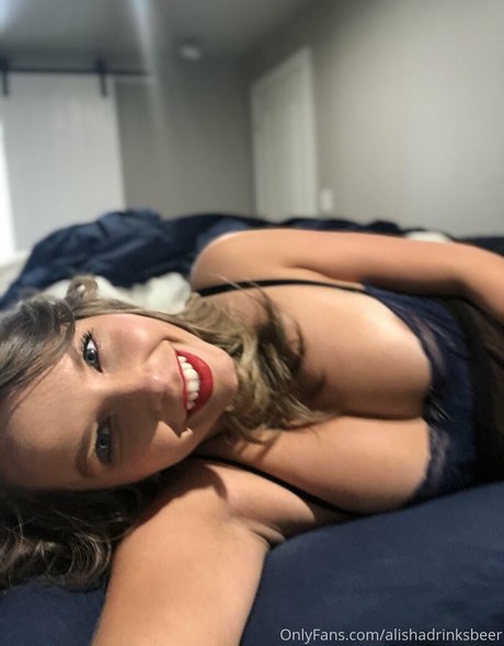 Alishadrinksbeer