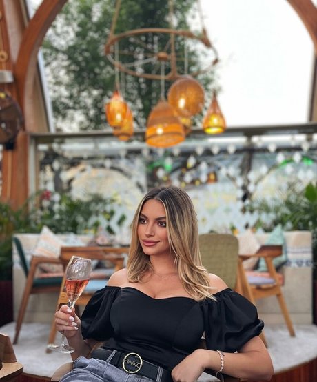 Foto di nudo di fuga di OnlyFans di Andreea Ungur