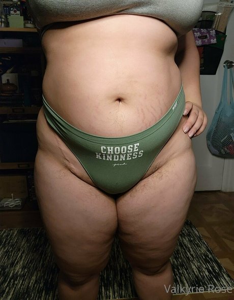 Foto di nudo di fuga di OnlyFans di Valkyrierosefreee