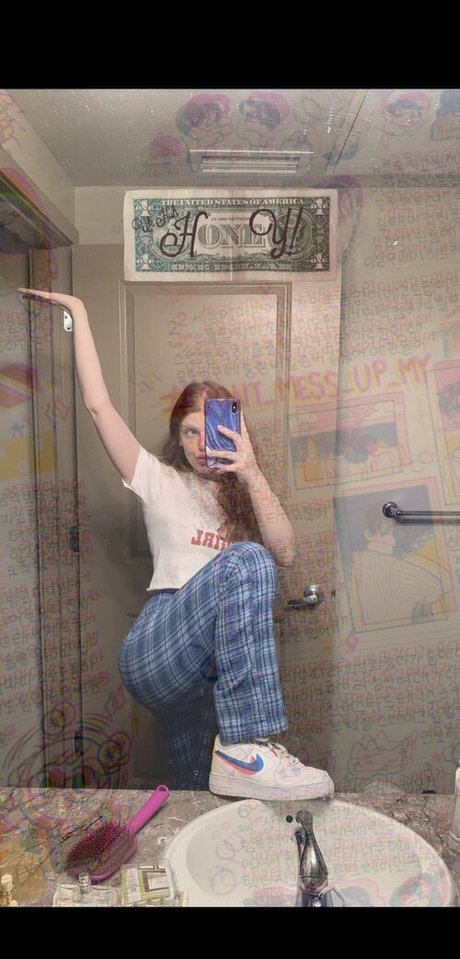 Sexyredinbedfree