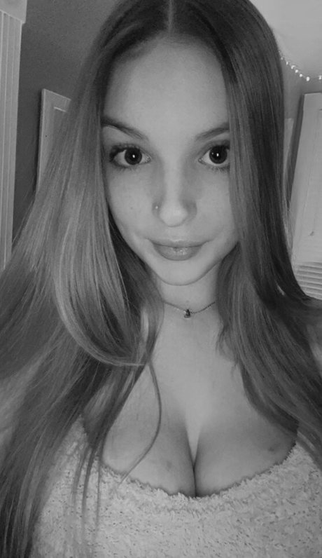 Foto di nudo di fuga di OnlyFans di Lilly A