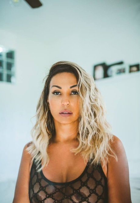 Foto di nudo di fuga di OnlyFans di Valeska Popozuda