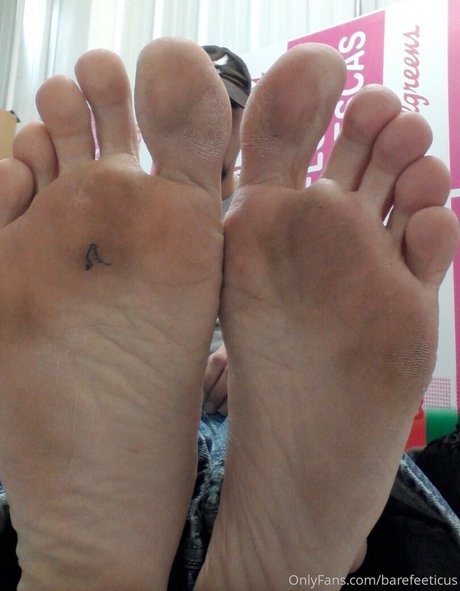 Foto di nudo di fuga di OnlyFans di Barefeeticus