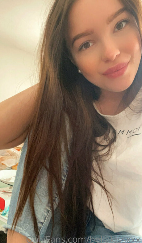 Foto di nudo di fuga di OnlyFans di Bellakissxxx