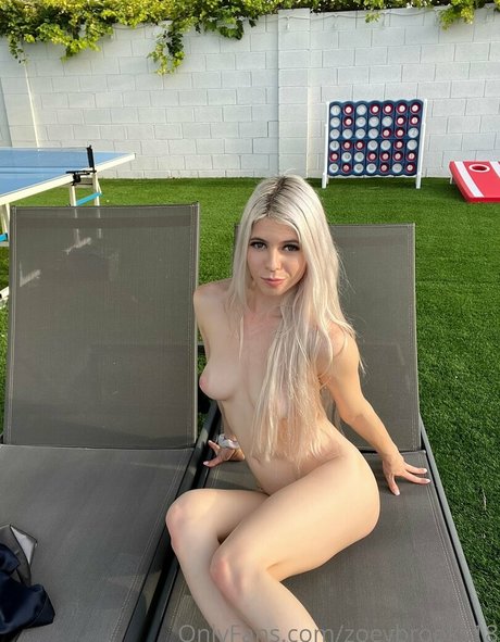 Foto di nudo di fuga di OnlyFans di Freshmanzoey18