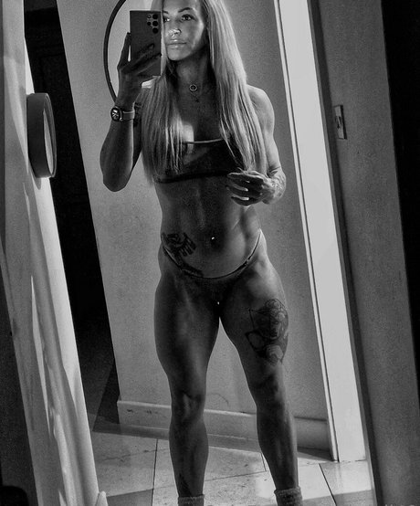 Foto di nudo di fuga di OnlyFans di Fitdoll40