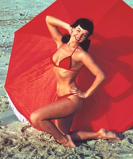 Foto di nudo di fuga di OnlyFans di Bettie Page