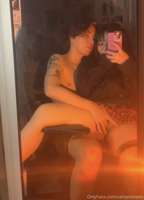 Foto di nudo di fuga di OnlyFans di Vampireneee